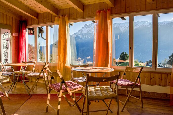 Cafeteria mit Fenstern zum Tal
