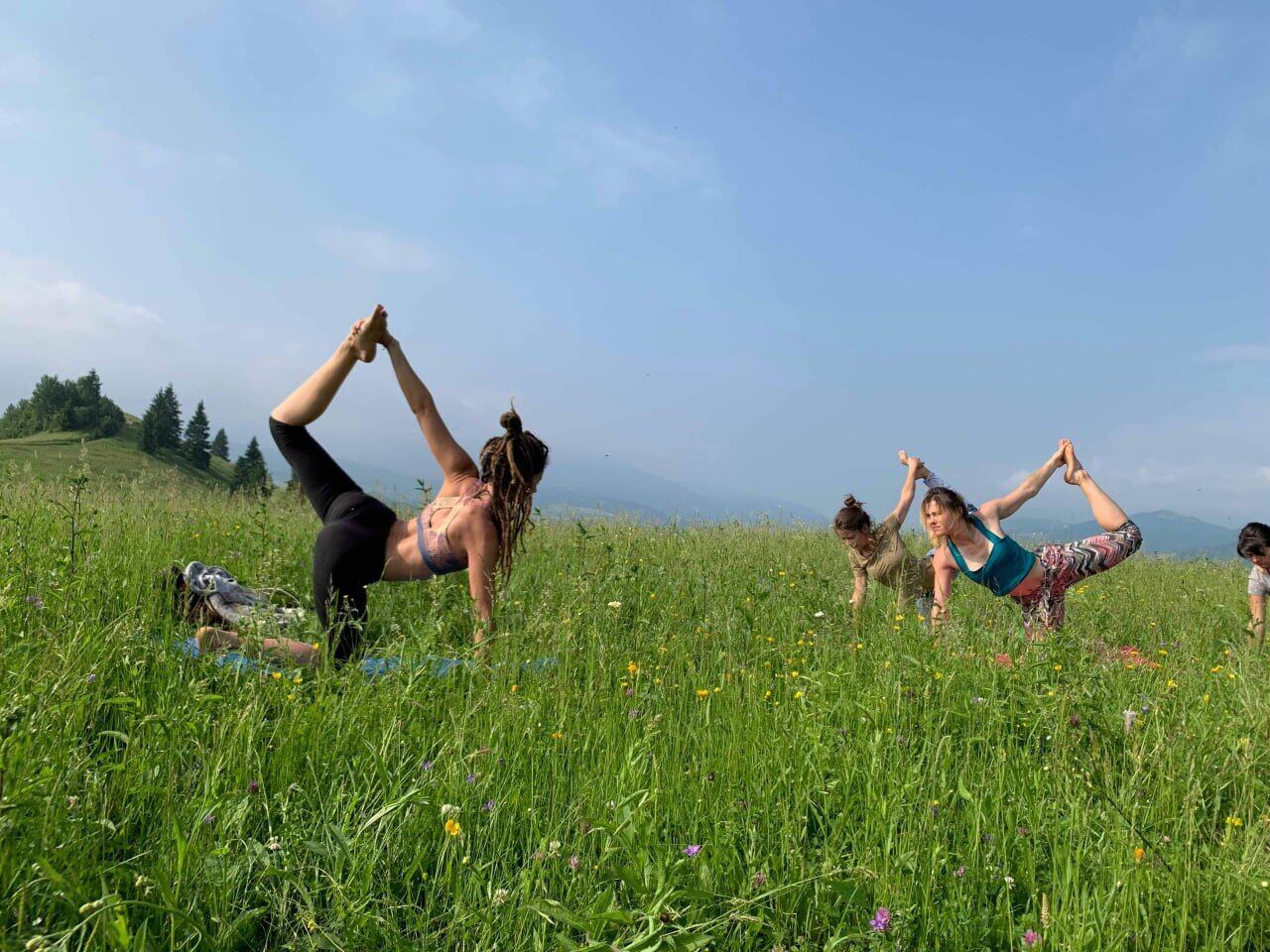 Zwei Frauen in der Tänzerpose auf einer Bergwiese