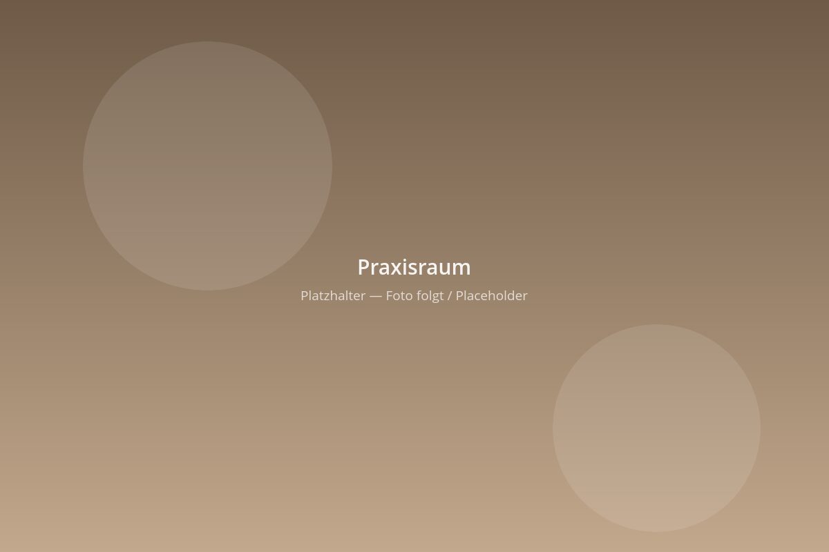 Praxisraum mit Holzboden und Fenstern zum Tal