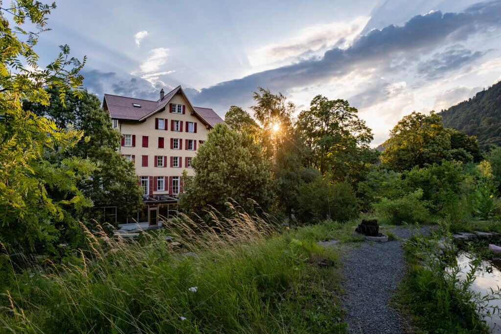 Das Gästehaus der Schweibenalp im Abendlicht