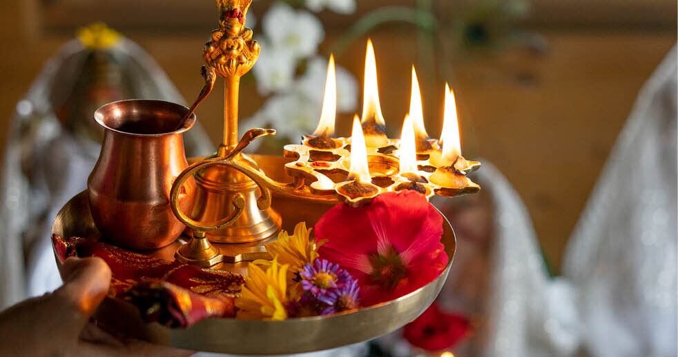 Öllampen und Kupfergefässe für eine Puja