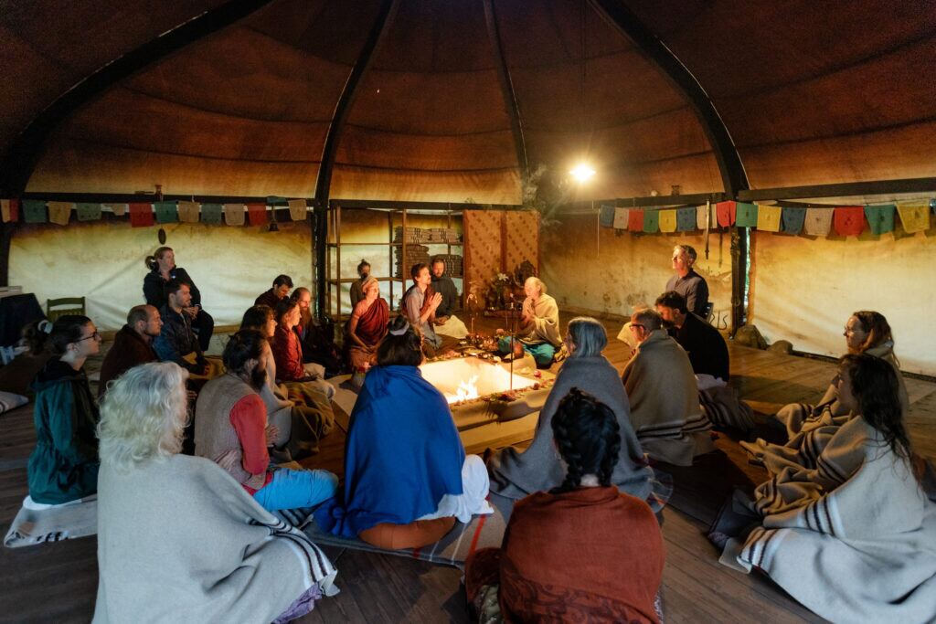 Gruppe im Kreis in einem runden Holzraum